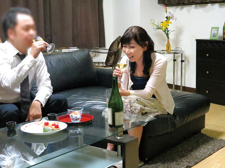 真面目な五十路の妻を酔わせて、若い部下と二人きりにしたら＿２